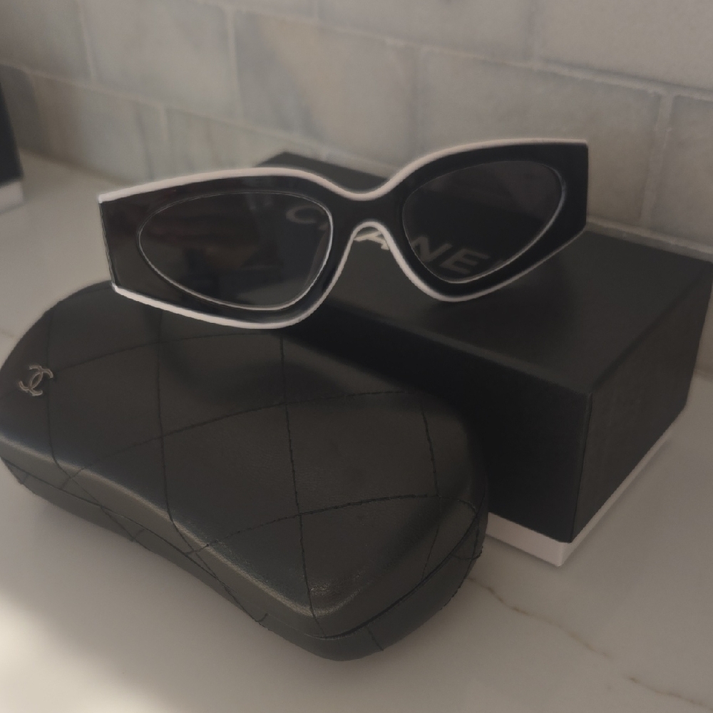 CHANEL Monochrome Sunglasses - Picture 2 of 5
